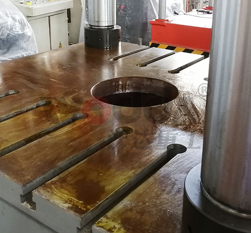 630吨液压机_630吨四柱液压机 630吨液压机_630吨四柱液压机