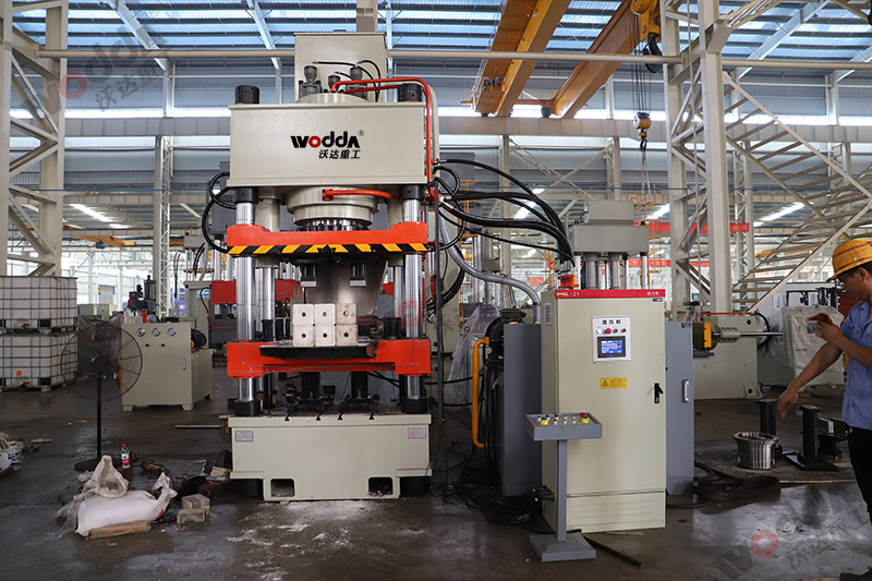 500吨牛羊舔盐砖机 500吨牛羊舔盐砖机