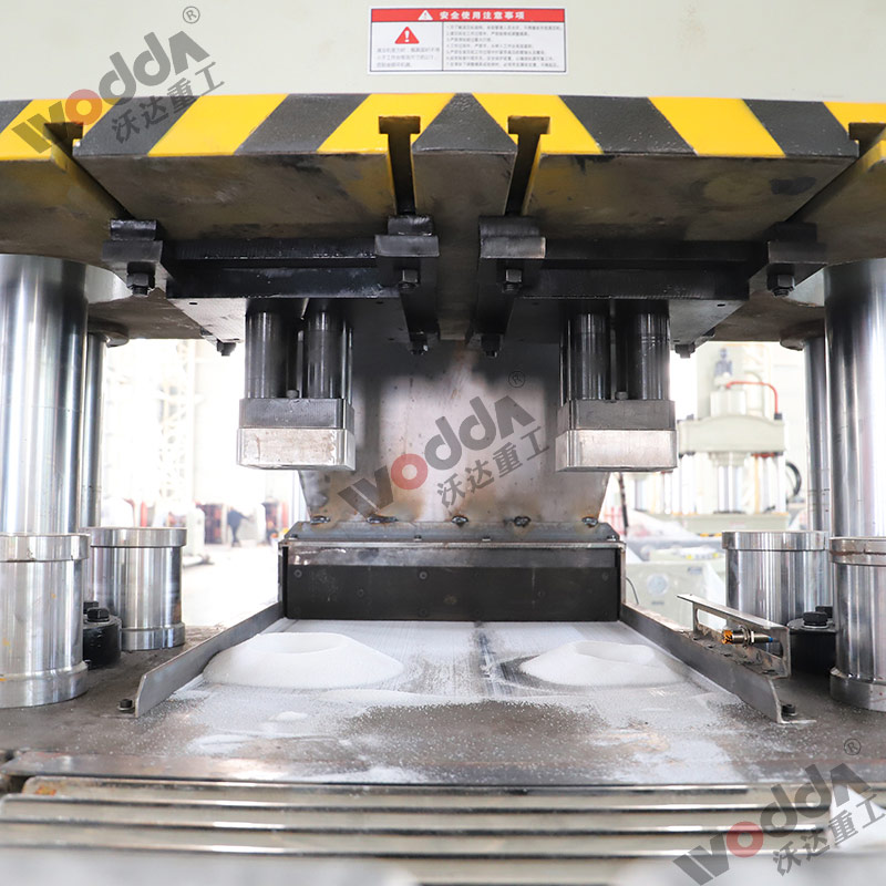 630吨牛羊舔砖液压机 630吨牛羊舔砖液压机