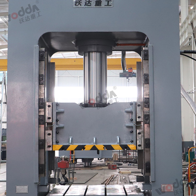 200吨框架液压机(滑块,导轨) 200吨框架液压机(滑块,导轨)