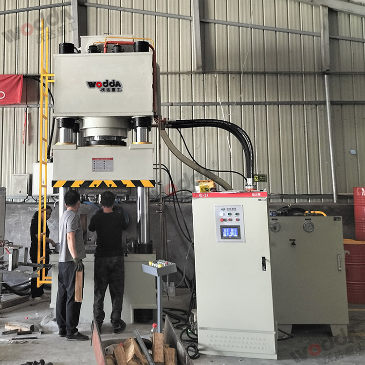 500吨热模锻液压机(图1) 500吨热模锻液压机(图1)