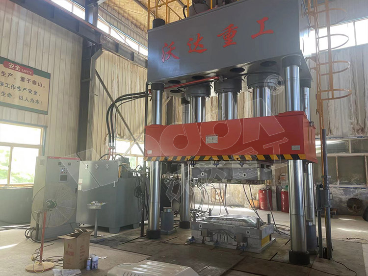 1500吨SMC汽车覆盖件成型液压机(图3) 1500吨SMC汽车覆盖件成型液压机(图3)