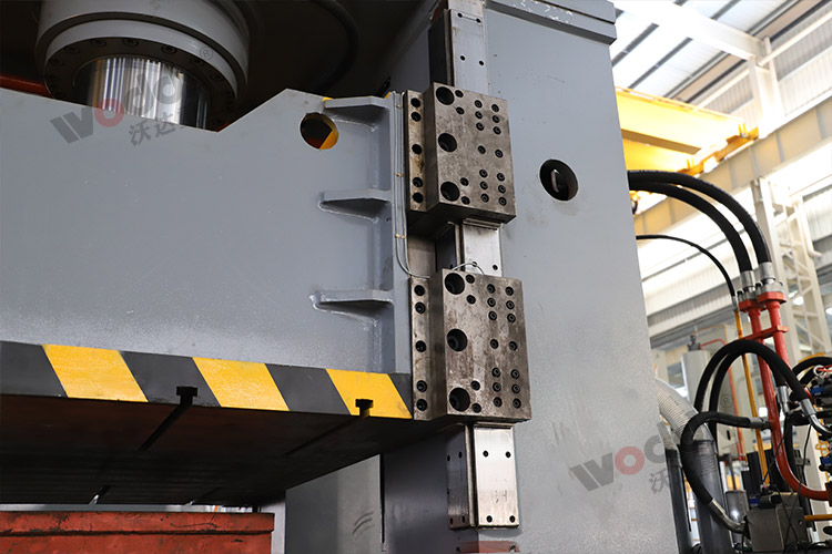 2000吨框架液压机(导轨) 2000吨框架液压机(导轨)