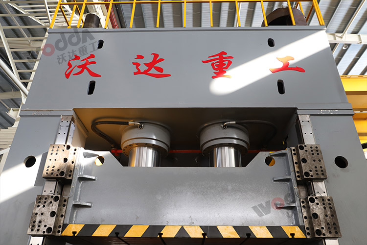 2000吨框架液压机(滑块、活塞) 2000吨框架液压机(滑块、活塞)