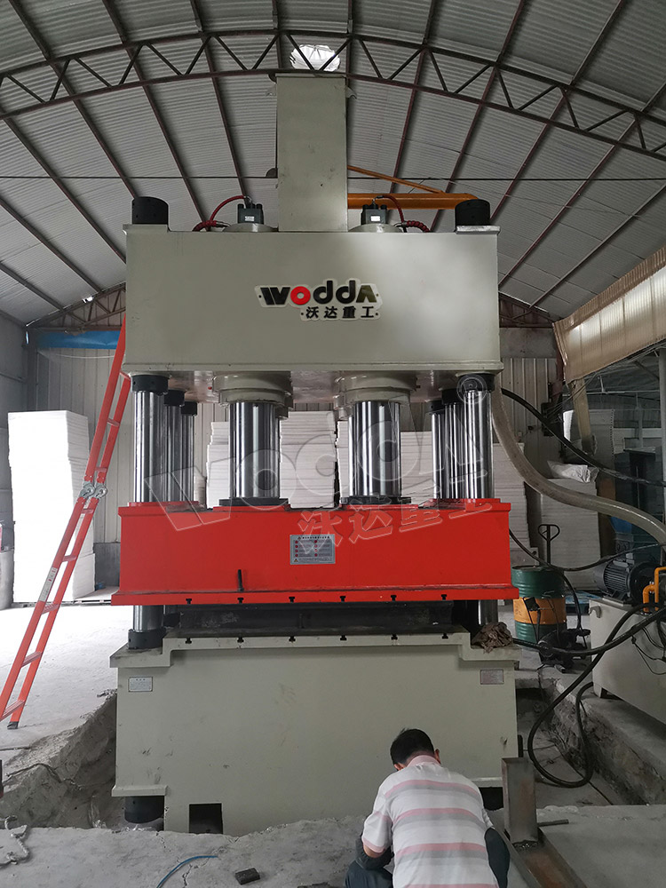 1000吨压滤机滤板成型液压机现场 1000吨压滤机滤板成型液压机现场