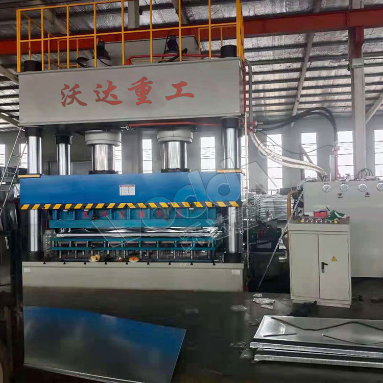 1000吨不锈钢水箱板成型液压机.jpg 1000吨不锈钢水箱板成型液压机.jpg