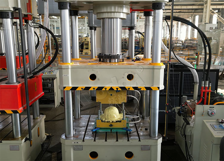 合模进行模压 合模进行模压