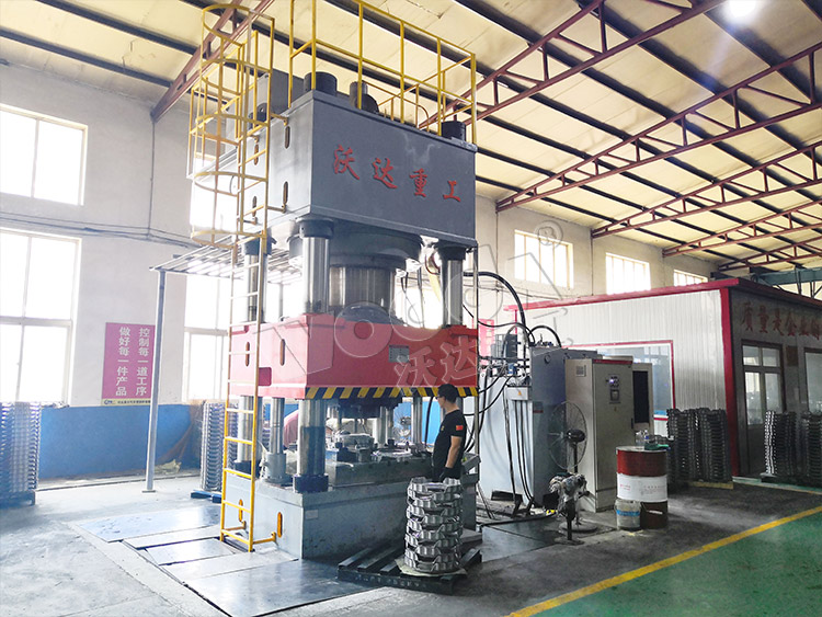 2000吨汽车离合器壳体成型液压机.jpg 2000吨汽车离合器壳体成型液压机.jpg