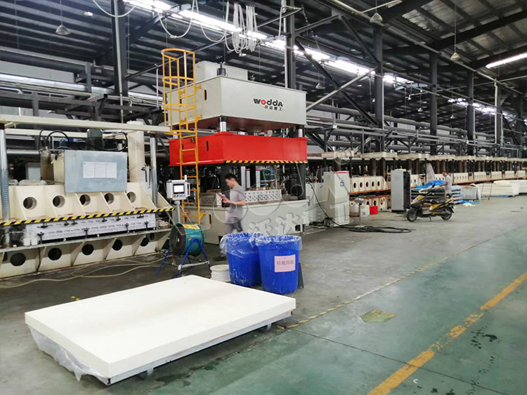 315吨四柱液压机压制床垫现场 315吨四柱液压机压制床垫现场