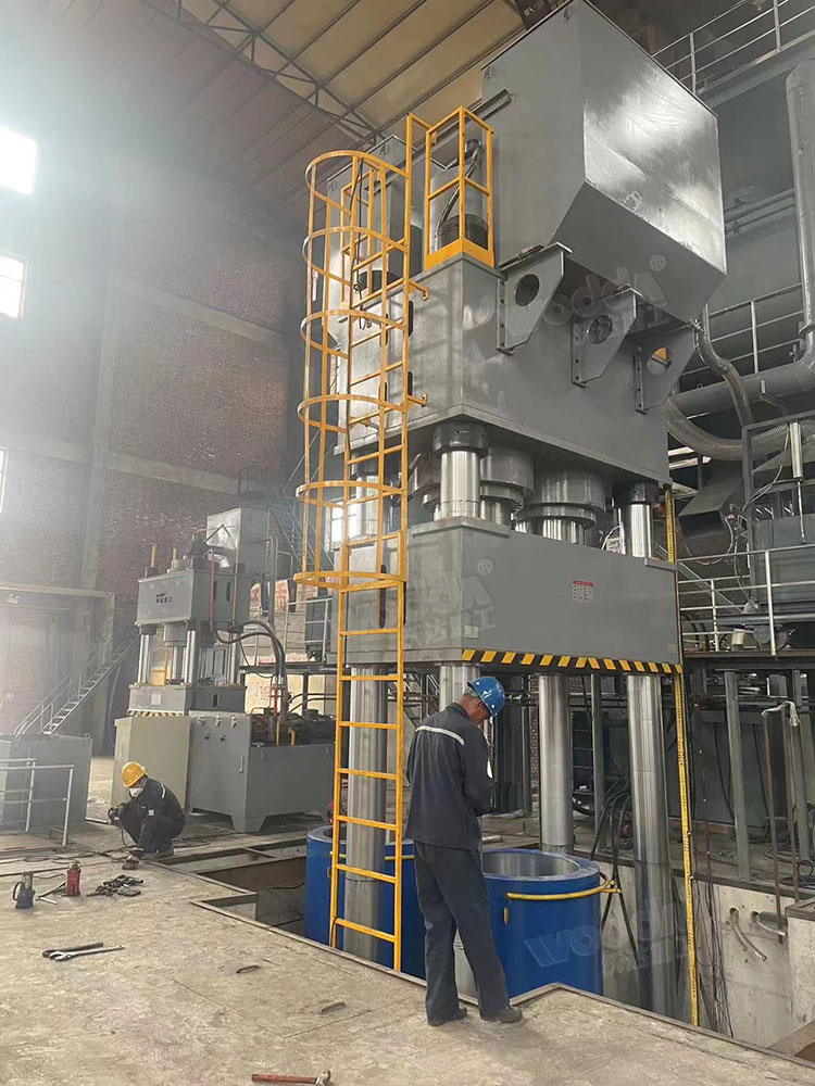 2000吨石墨坩埚成型液压机安装调试.jpg 2000吨石墨坩埚成型液压机安装调试.jpg