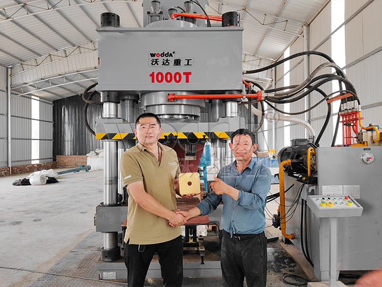 全自动盐砖机试机成功.jpg 全自动盐砖机试机成功.jpg