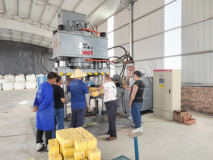 牛羊舔砖液压机试机.jpg 牛羊舔砖液压机试机.jpg