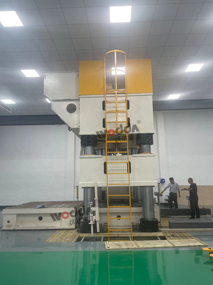 3000吨液压机侧面.jpg 3000吨液压机侧面.jpg