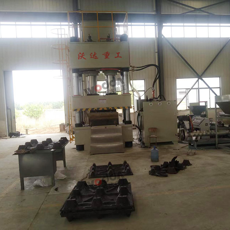 800吨塑料托盘成型液压机客户现场.jpg 800吨塑料托盘成型液压机客户现场.jpg