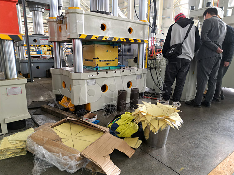 315吨四柱液压机加工防弹头盔 315吨四柱液压机加工防弹头盔