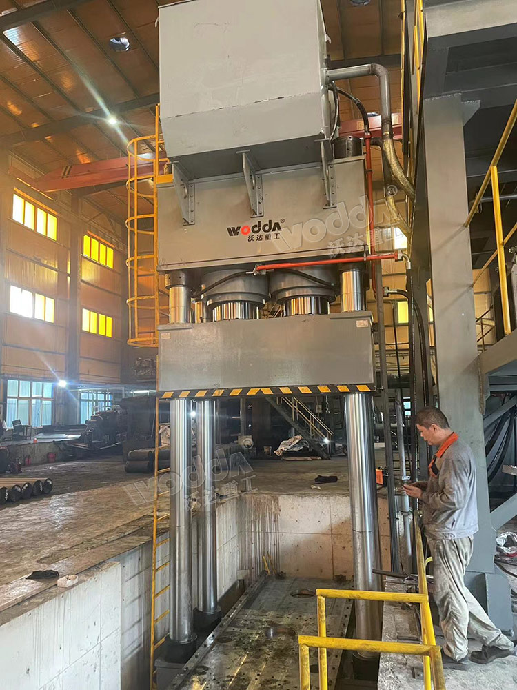 2000吨坩埚液压机现场 2000吨坩埚液压机现场