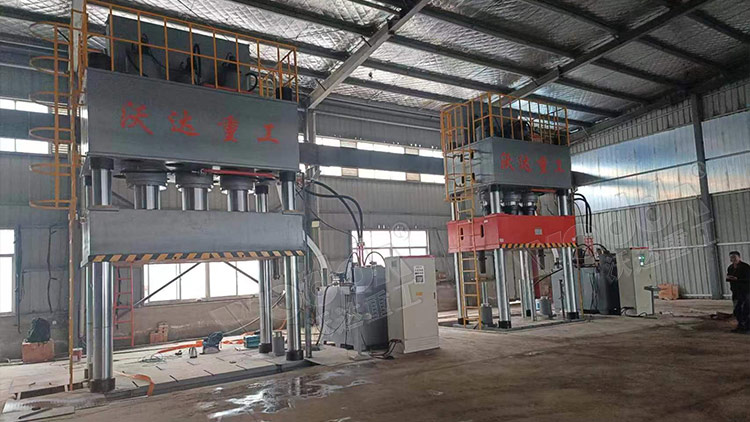 1500吨三梁四柱液压机 1500吨三梁四柱液压机