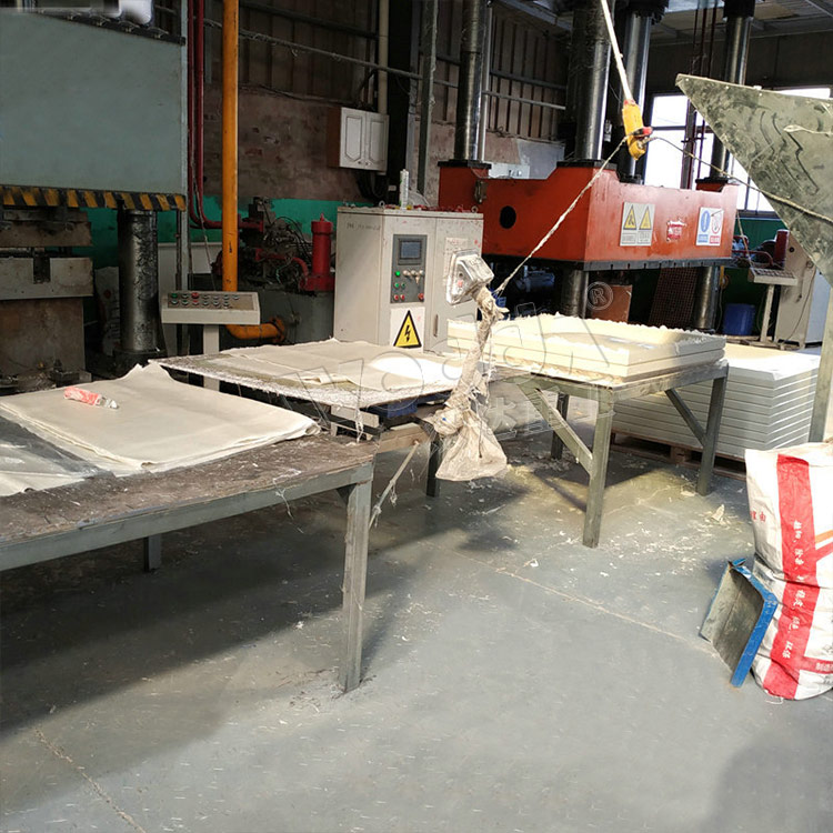 玻璃钢水箱成型液压机现场 玻璃钢水箱成型液压机现场