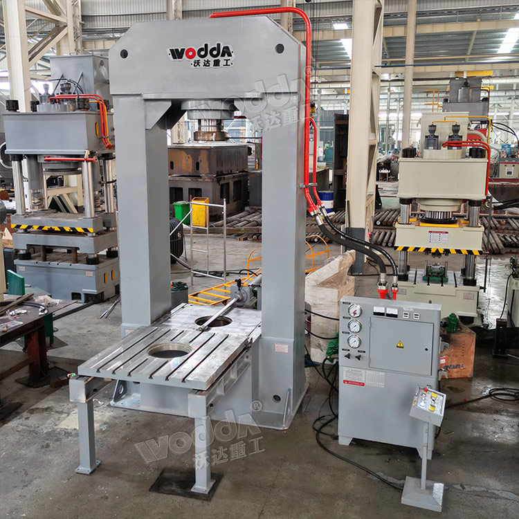 315吨龙门式液压机车间调完成 315吨龙门式液压机车间调完成