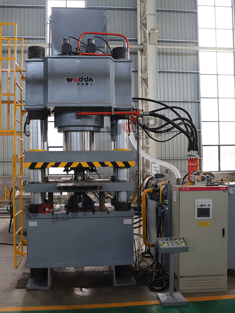 800吨四梁四柱液压机(盐砖机) 800吨四梁四柱液压机(盐砖机)