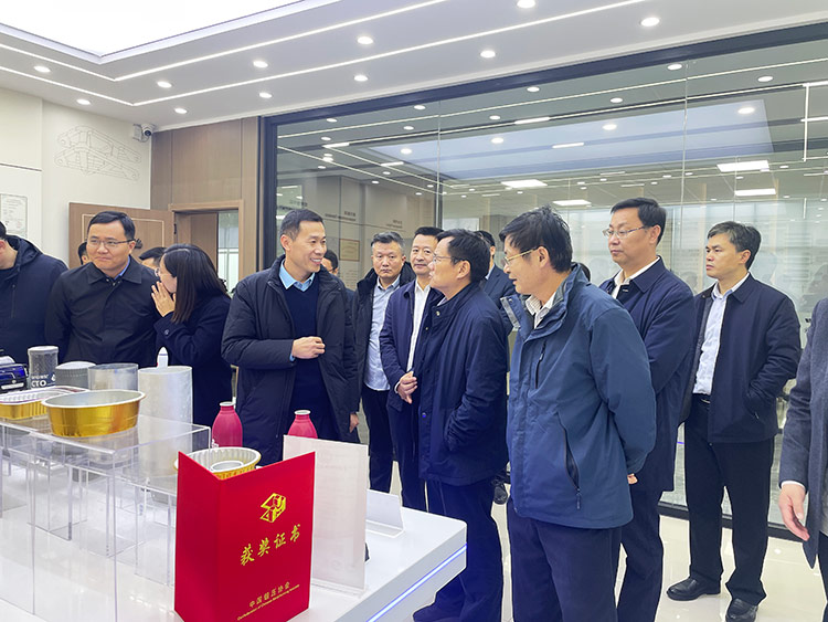 滕州市政协副主席董鸿洋听取冰球突破重工董事长刘卫东项目推进情况 滕州市政协副主席董鸿洋听取冰球突破重工董事长刘卫东项目推进情况