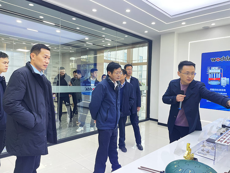 滕州市政协副主席董鸿洋一行考察冰球突破重工现场 滕州市政协副主席董鸿洋一行考察冰球突破重工现场