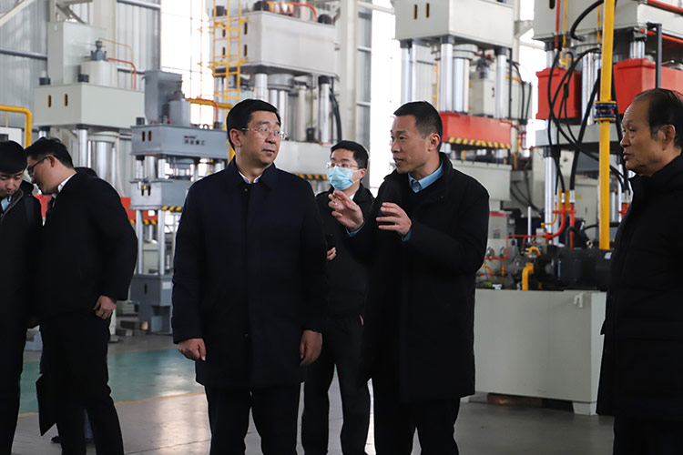 徐州市委常委、经开区党工委书记张克一行观看车间 徐州市委常委、经开区党工委书记张克一行观看车间