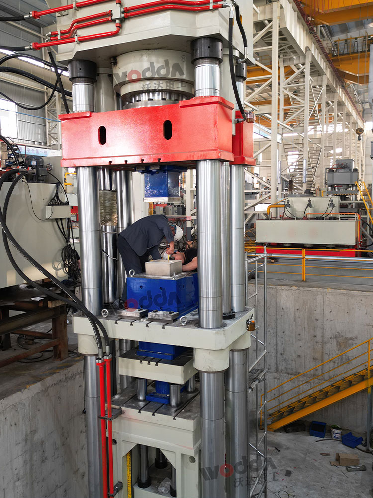 客户来厂试机1000吨莫来石匣钵液压机 客户来厂试机1000吨莫来石匣钵液压机