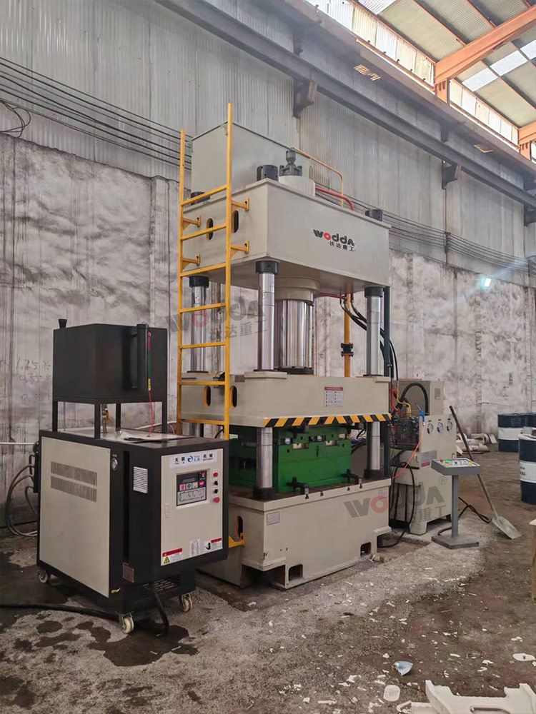 315吨四柱液压机模压石英石水槽客户车间 315吨四柱液压机模压石英石水槽客户车间