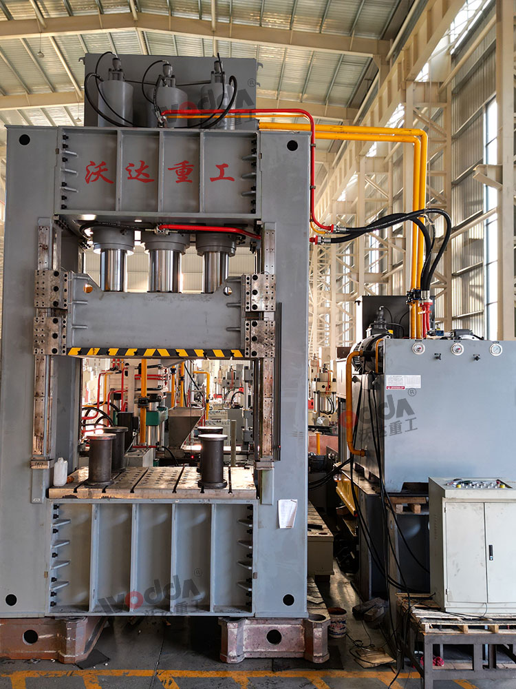 800吨框架式液压机车间展示 800吨框架式液压机车间展示