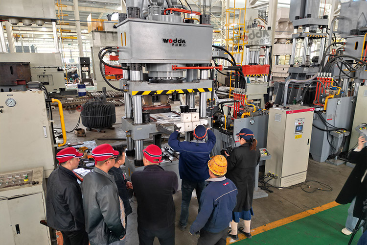 630吨牛羊舔砖液压机试机现场 630吨牛羊舔砖液压机试机现场