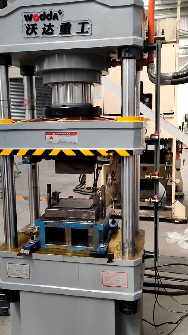 100吨三梁四柱液压机客户现场 100吨三梁四柱液压机客户现场