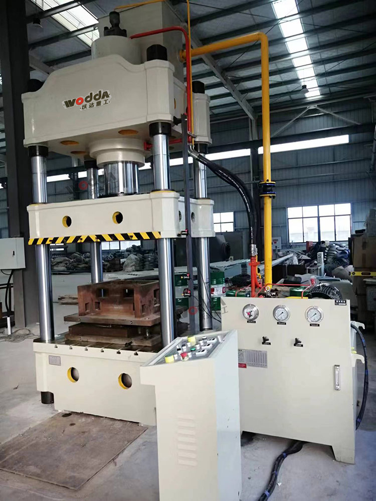 315吨三梁四柱液压机安装调试 315吨三梁四柱液压机安装调试