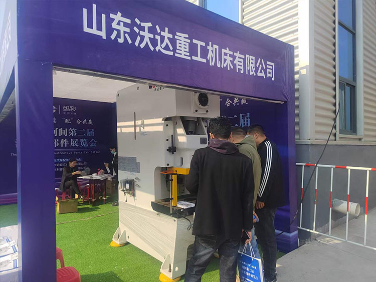 山东冰球突破重工机床有限公司苏经理为用户介绍设备 山东冰球突破重工机床有限公司苏经理为用户介绍设备