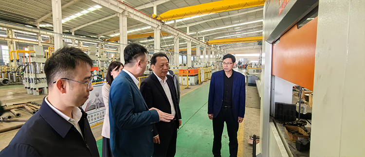 刘局长一行参观车间 刘局长一行参观车间