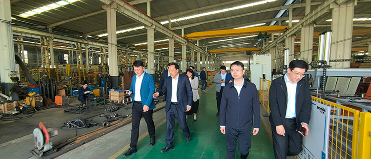 刘局长一行参观车间 刘局长一行参观车间