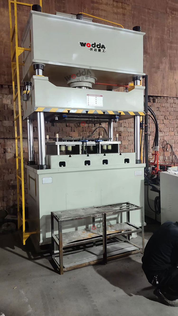 200吨四柱液压机客户现场 200吨四柱液压机客户现场