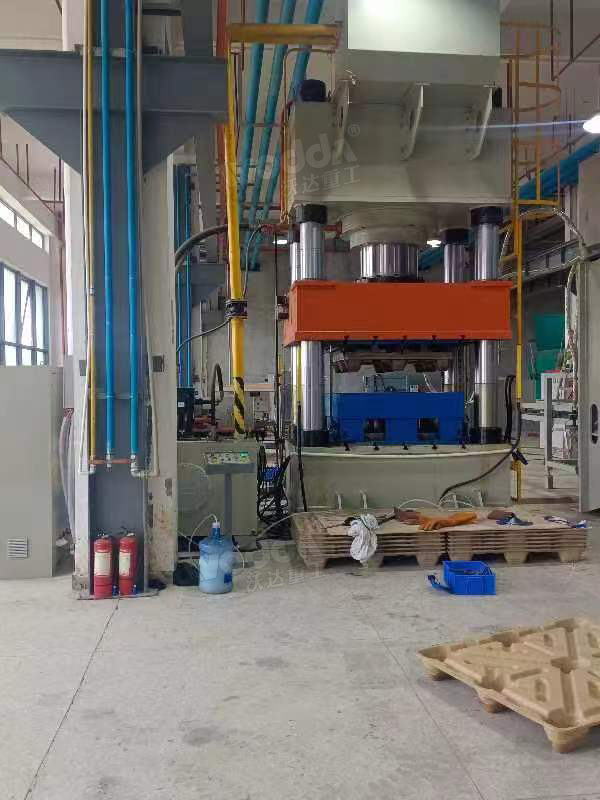 1000吨三梁四柱液压机加工木屑托盘现场 1000吨三梁四柱液压机加工木屑托盘现场