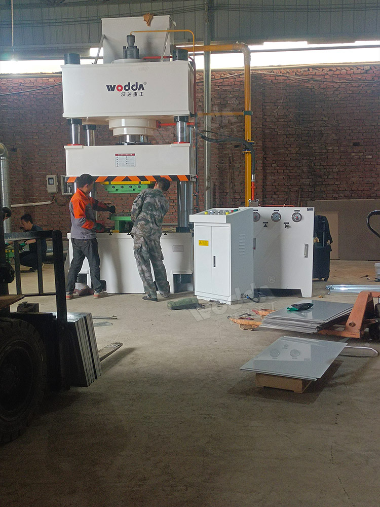 400吨不锈钢水箱板液压机客户现场 400吨不锈钢水箱板液压机客户现场