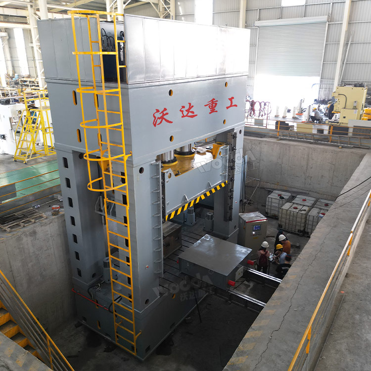 2000吨框架式液压机车间实物 2000吨框架式液压机车间实物