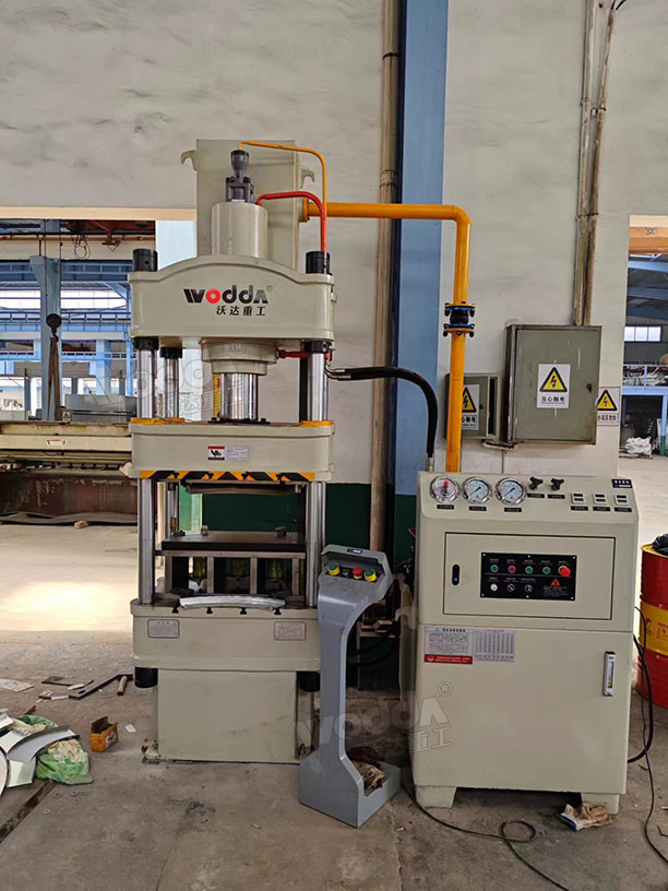 100吨三梁四柱液压机客户车间试机 100吨三梁四柱液压机客户车间试机