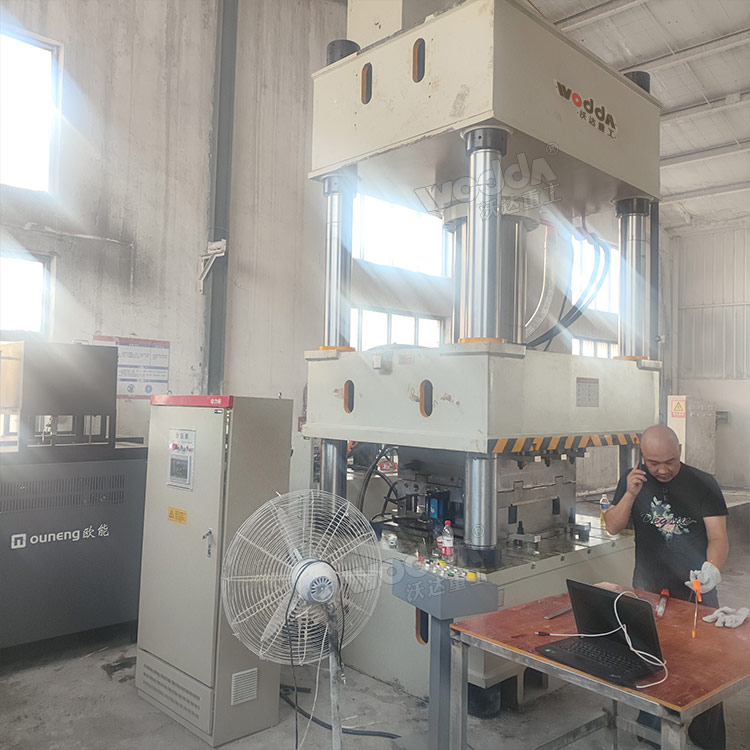 630吨四柱液压机 630吨四柱液压机