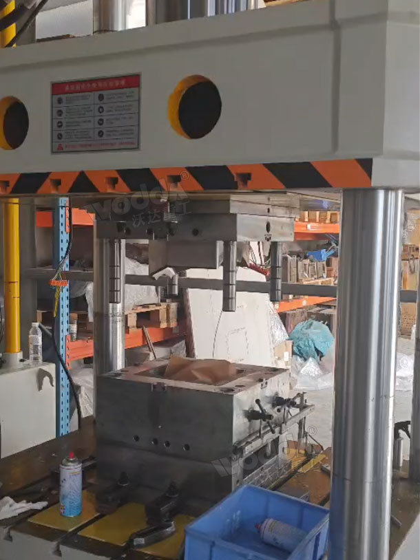 315吨酚醛树脂成型液压机 315吨酚醛树脂成型液压机