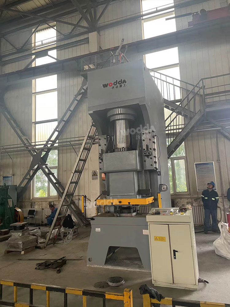 400吨液压冲床客户车间试机 400吨液压冲床客户车间试机