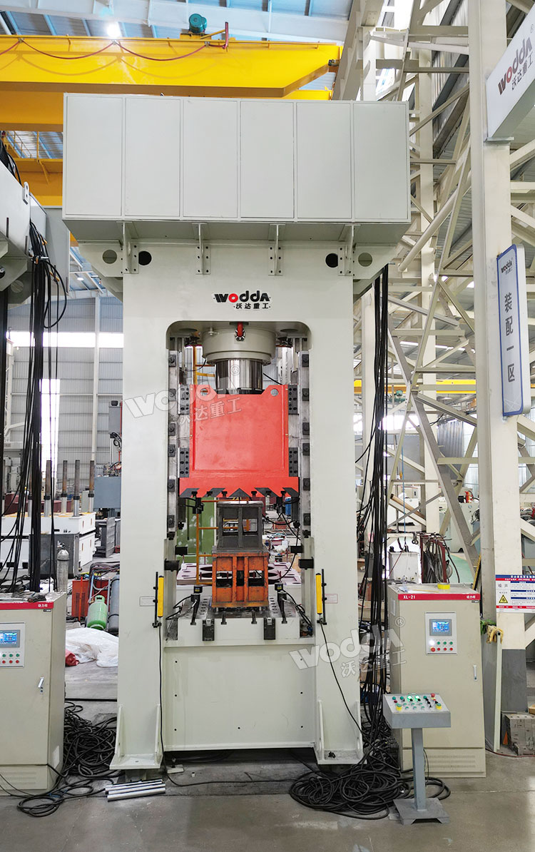 630吨框架式液压机车间实物 630吨框架式液压机车间实物