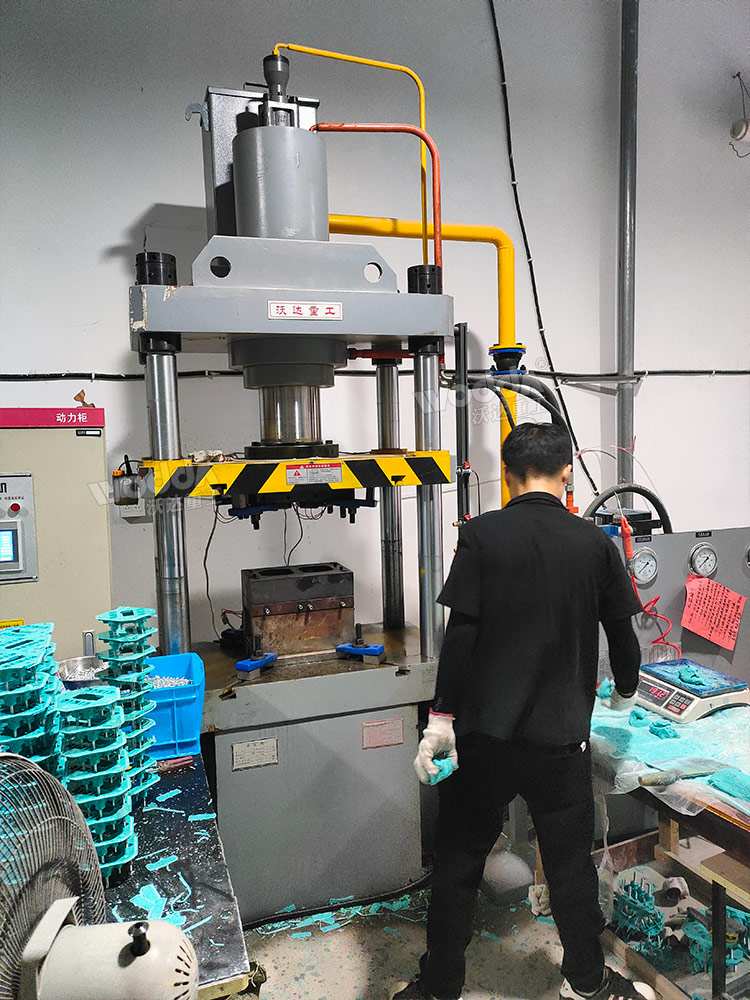 125吨四柱热压成型机现场 125吨四柱热压成型机现场