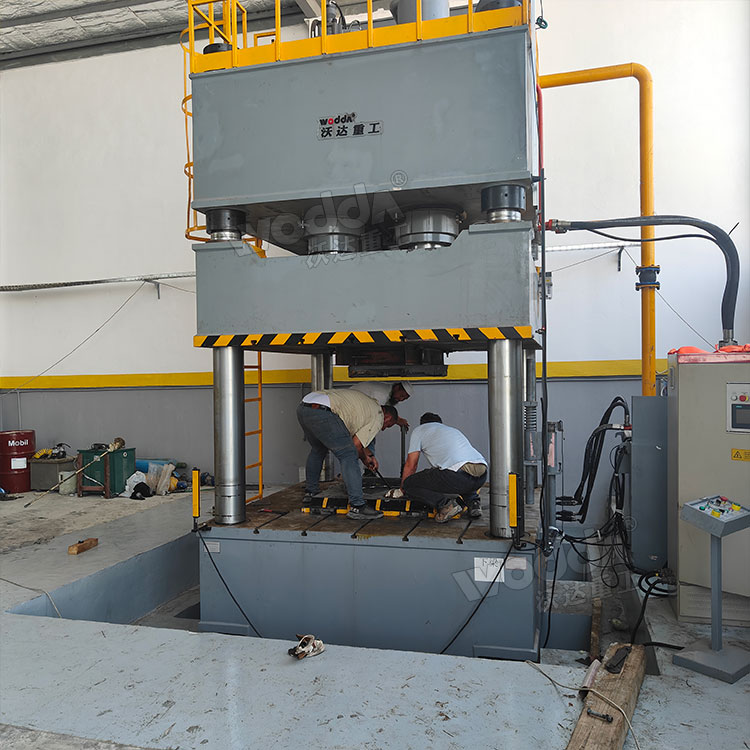 1000吨四柱液压机现场 1000吨四柱液压机现场