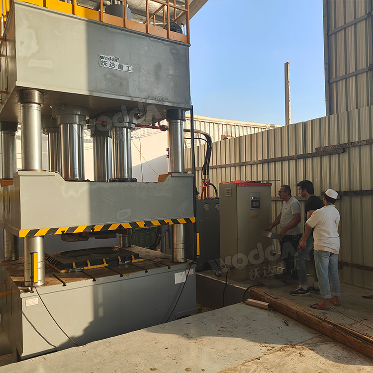 1000吨四柱液压机冲压牵引座座板现场 1000吨四柱液压机冲压牵引座座板现场