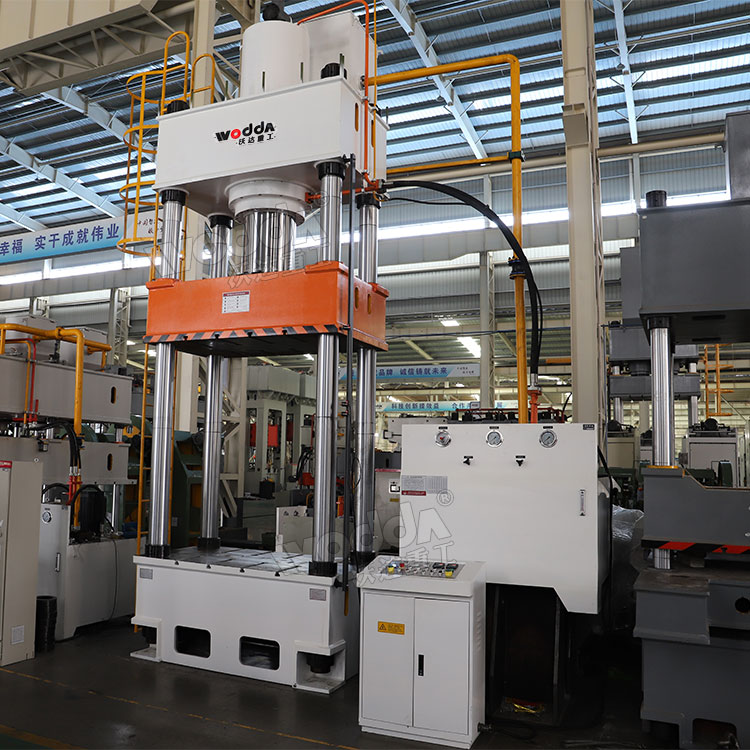 630吨三梁四柱液压机车间实物 630吨三梁四柱液压机车间实物