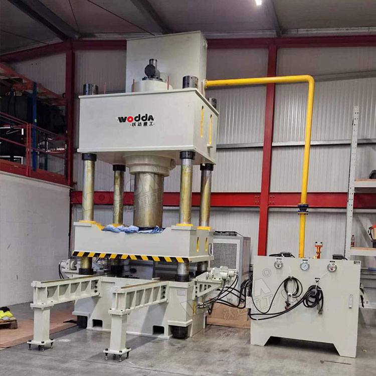 630吨热压PE头盔成型液压机客户现场 630吨热压PE头盔成型液压机客户现场